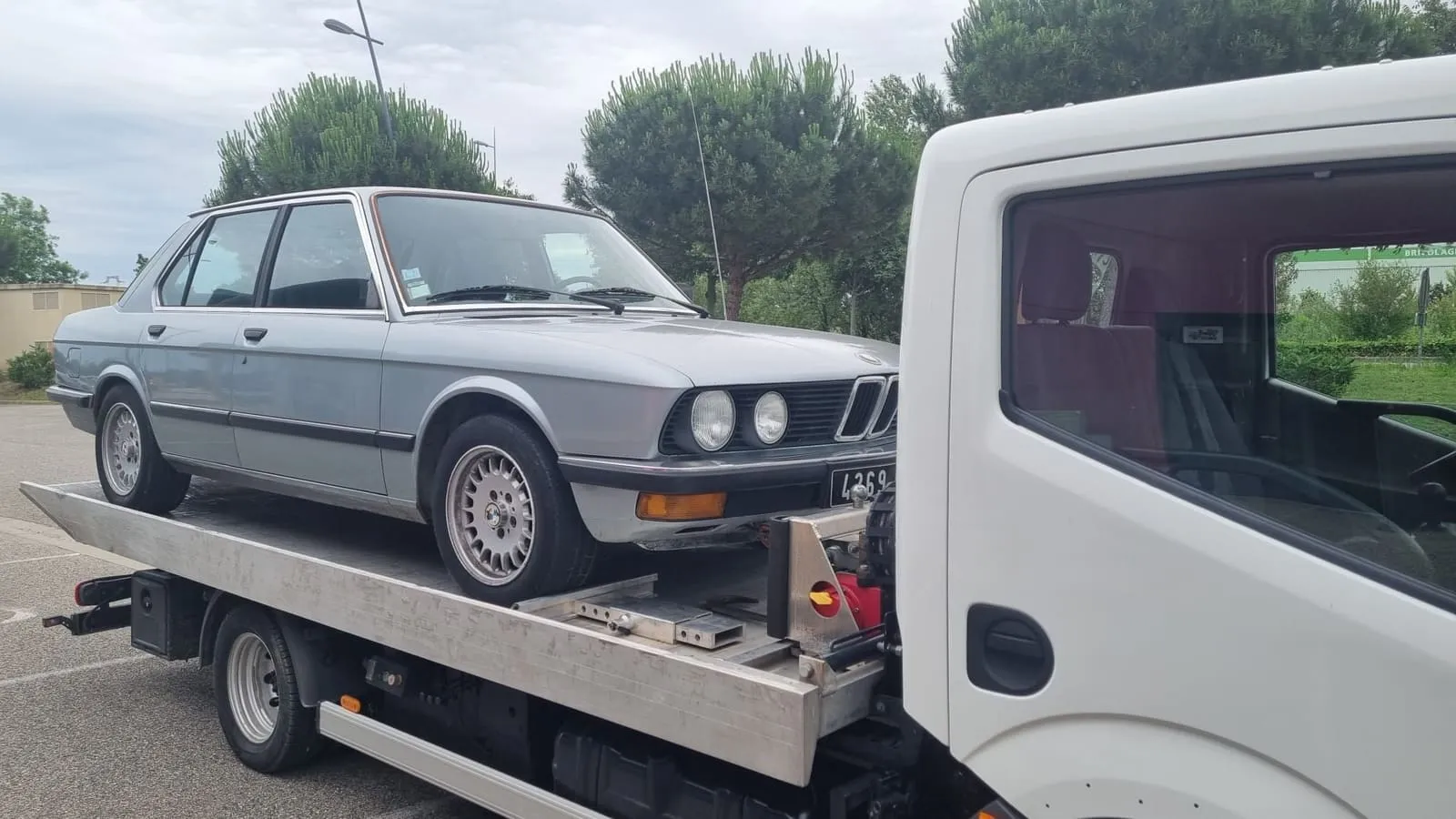 Camion porte-voiture chargeant un véhicule hors d’usage