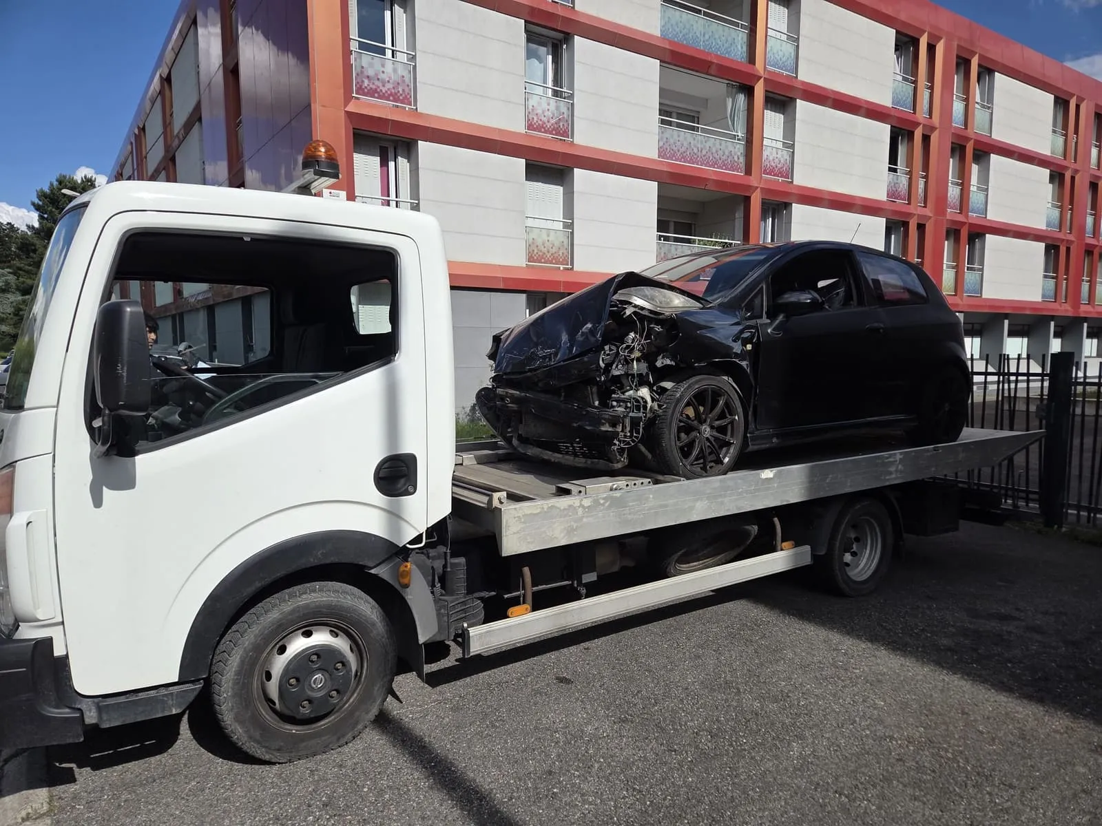 Voiture accidentée chargée sur le plateau du camion