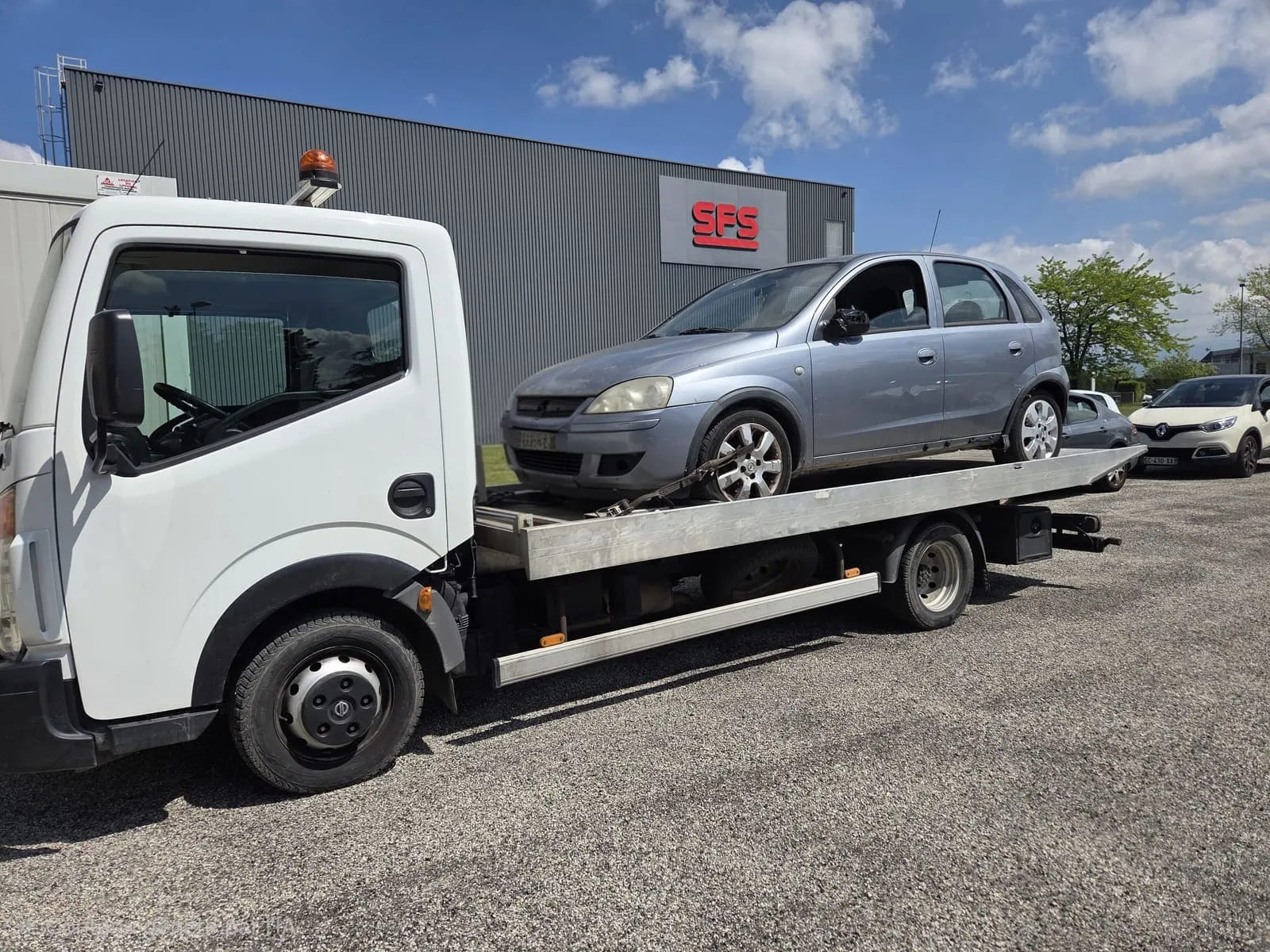 Camion porte-voiture lors d’un enlèvement d’épave, secteur Voiron