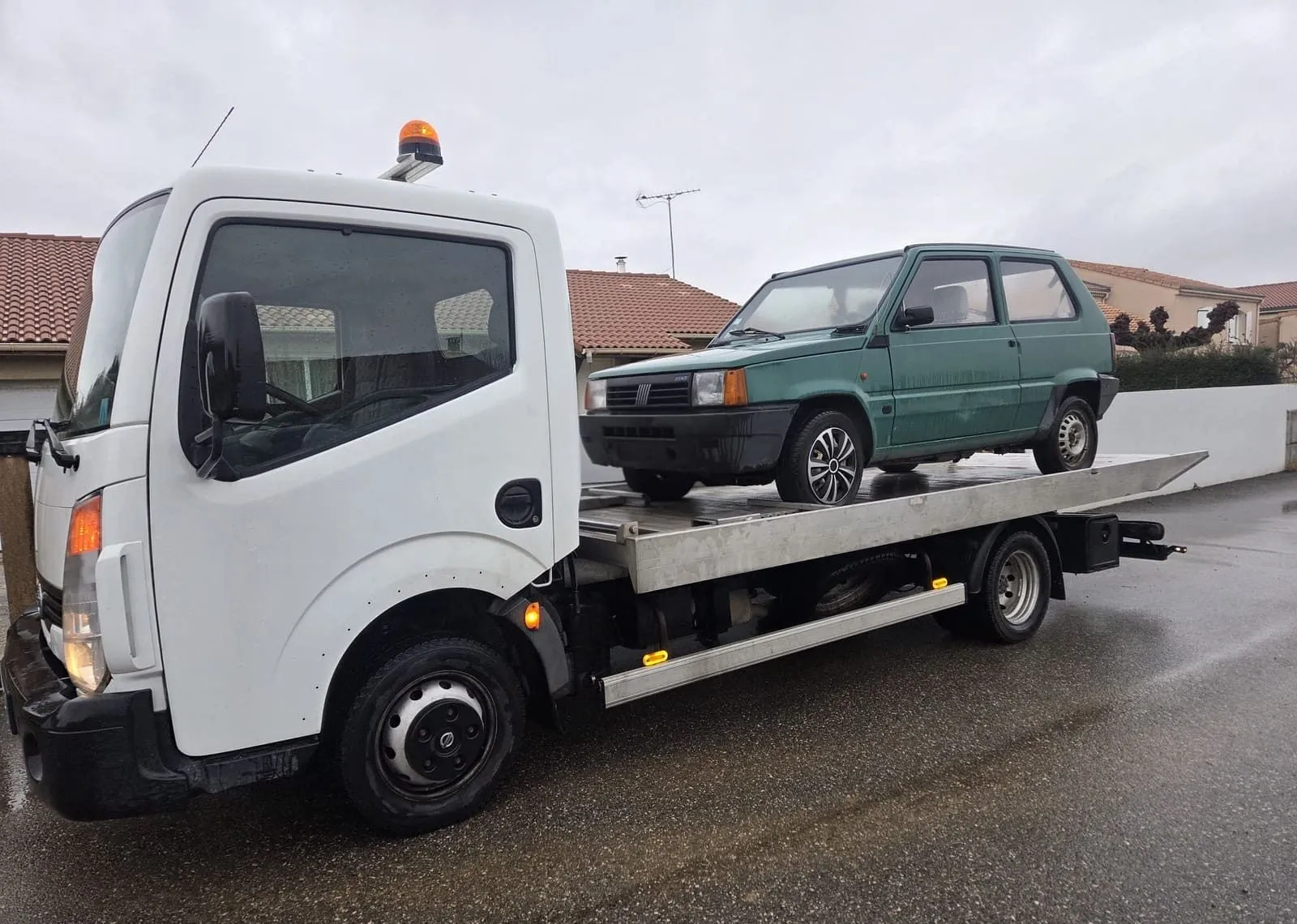 Camion porte-voiture lors d’un enlèvement d’épave, secteur Grenoble