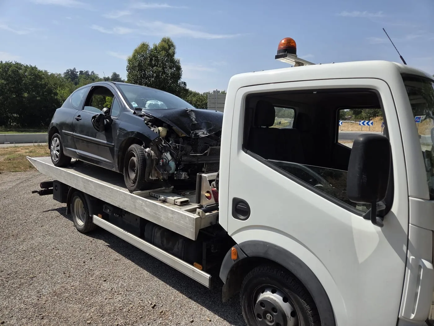Camion porte-voiture lors d’un enlèvement d’épave, secteur Seyssins