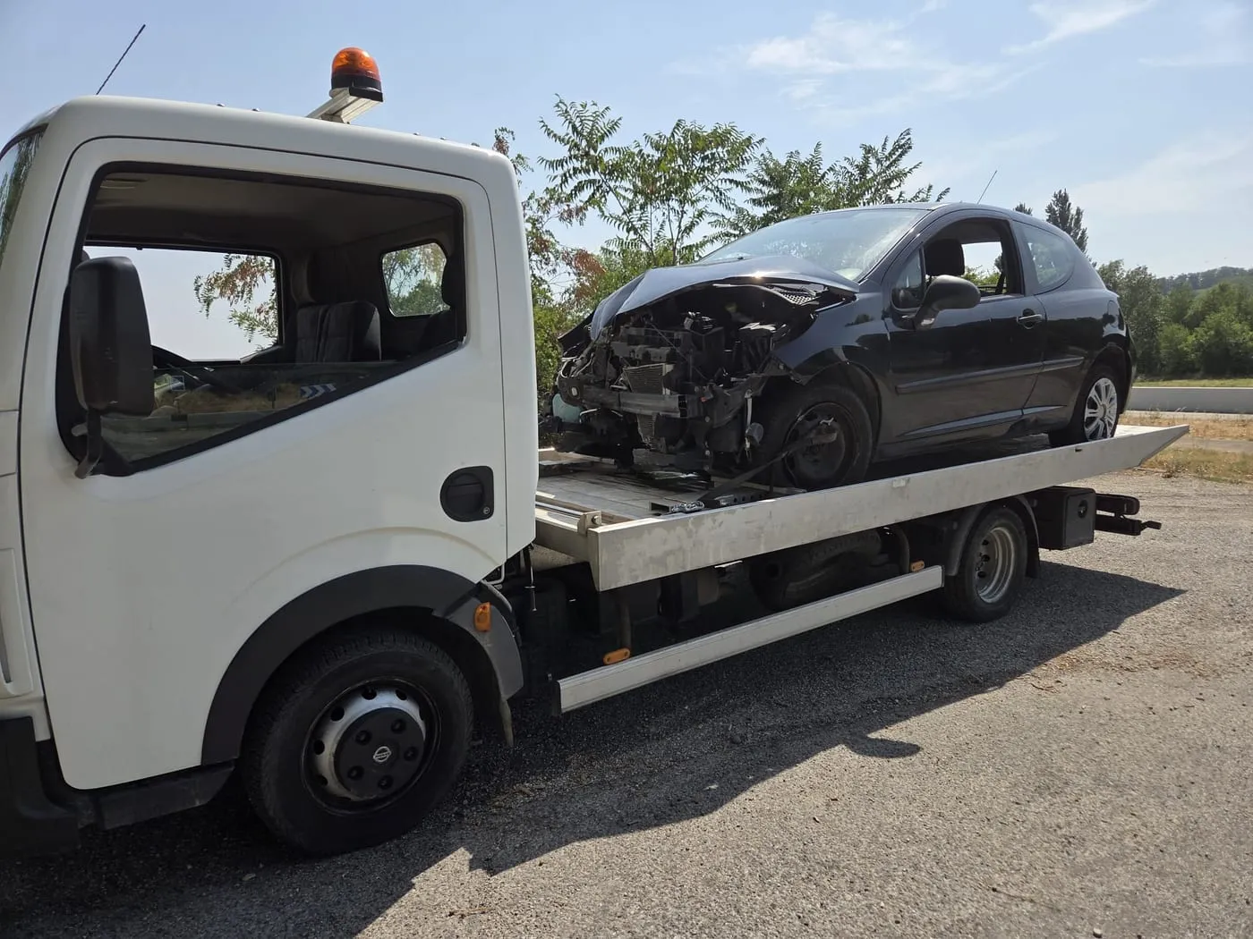 Camion porte-voiture lors d’un enlèvement d’épave, secteur Tullins