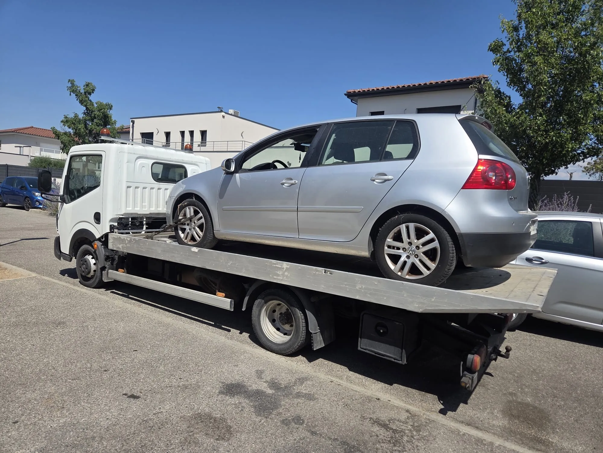 Véhicule récupéré, chargé sur le plateau du camion