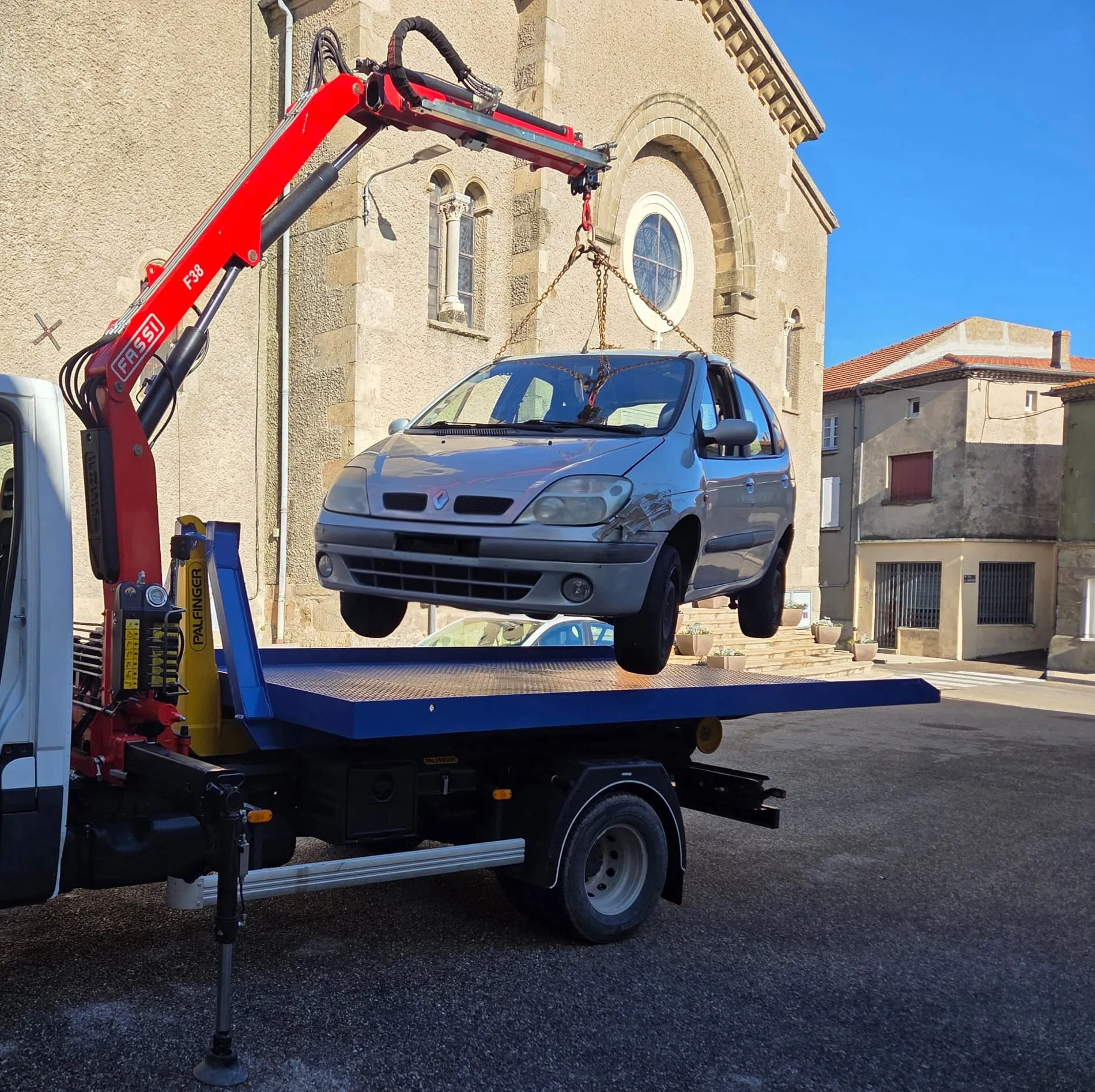 Véhicule levé à la grue lors d’un enlèvement