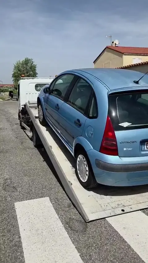 Véhicule chargé sur le plateau du camion, image de la vidéo